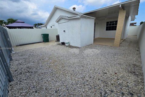 Casa en venta en Miami, Florida, 6 dormitorios, 151.43 m2 № 2413150 - foto 16