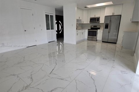 Casa en venta en Miami, Florida, 6 dormitorios, 151.43 m2 № 2413150 - foto 5