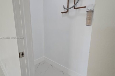 Casa en venta en Miami, Florida, 6 dormitorios, 151.43 m2 № 2413150 - foto 15