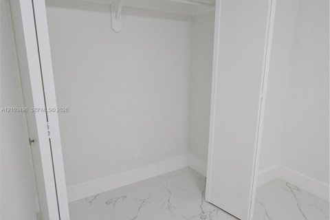 Casa en venta en Miami, Florida, 6 dormitorios, 151.43 m2 № 2413150 - foto 8