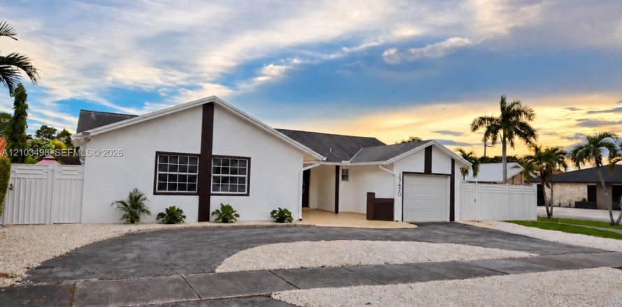 Casa en Miami, Florida 6 dormitorios, 151.43 m2 № 2413150