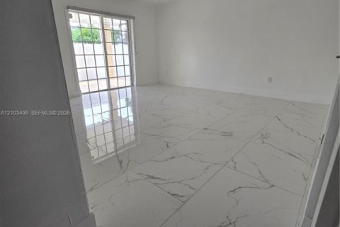 Casa en venta en Miami, Florida, 6 dormitorios, 151.43 m2 № 2413150 - foto 4