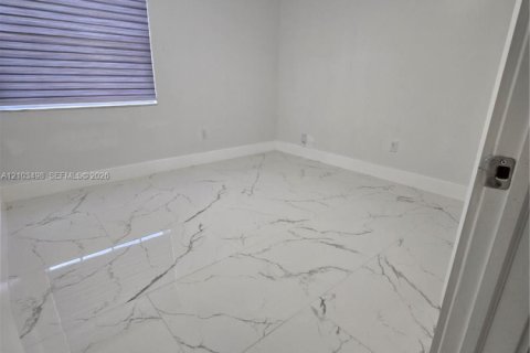 Casa en venta en Miami, Florida, 6 dormitorios, 151.43 m2 № 2413150 - foto 7