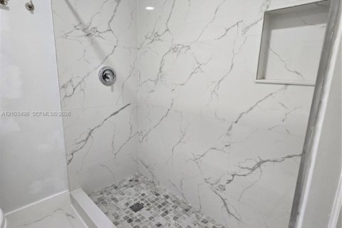 Casa en venta en Miami, Florida, 6 dormitorios, 151.43 m2 № 2413150 - foto 10