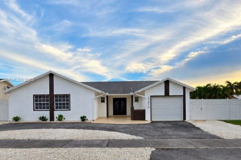 Casa en venta en Miami, Florida, 6 dormitorios, 151.43 m2 № 2413150 - foto 2