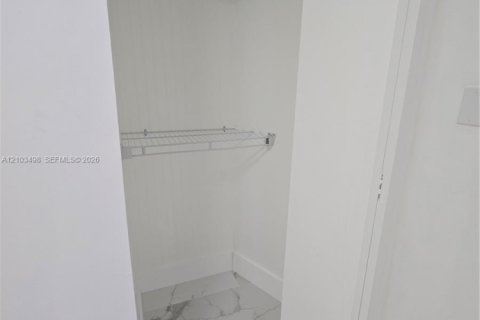 Casa en venta en Miami, Florida, 6 dormitorios, 151.43 m2 № 2413150 - foto 12