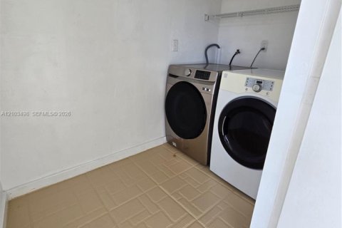 Casa en venta en Miami, Florida, 6 dormitorios, 151.43 m2 № 2413150 - foto 14