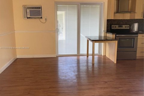 Villa ou maison à louer à Hollywood, Floride: 1 chambre № 1727883 - photo 2
