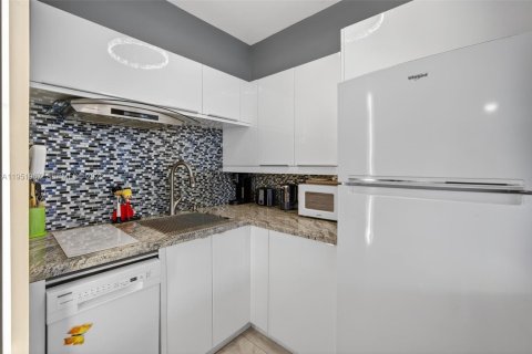 Купить кондоминиум в Халландейл-Бич, Флорида 1 спальня, 68.1м2, № 2010215 - фото 18