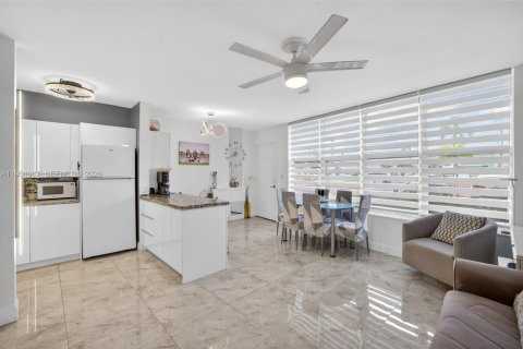 Кондоминиум с 1 спальней в Халландейл-Бич, Флорида № 2010215