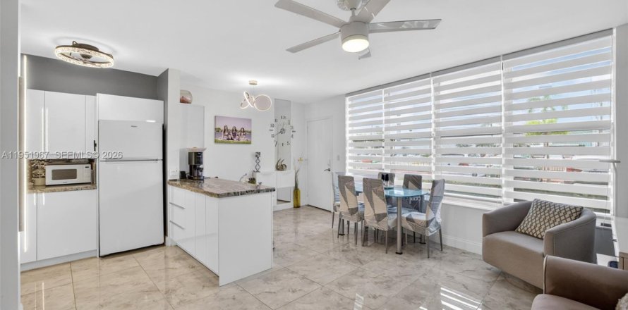 Кондоминиум с 1 спальней в Халландейл-Бич, Флорида № 2010215