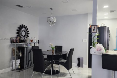 Condo in Sunrise, Florida, 2 bedrooms  № 2040461 - photo 8