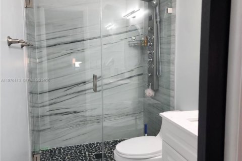 Condo in Sunrise, Florida, 2 bedrooms  № 2040461 - photo 9