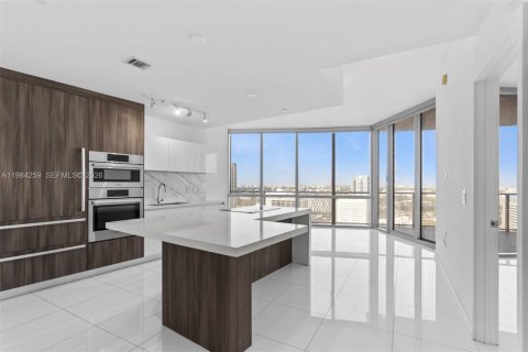 Снять в аренду кондоминиум в Майами, Флорида 1 спальня, 110.09м2, № 2050817 - фото 3