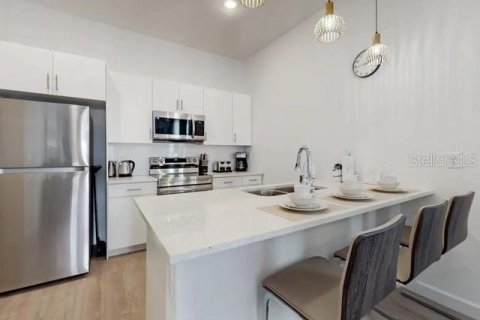 Townhouse in Davenport, Florida 5 bedrooms, 190.26 sq.m. № 2212246 - photo 4