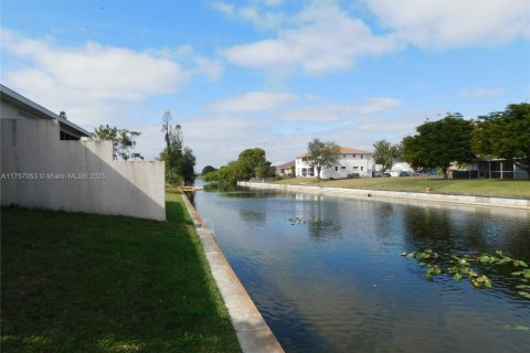 Casa en alquiler en Cape Coral, Florida, 3 dormitorios, 139.26 m2 № 1934828 - foto 8