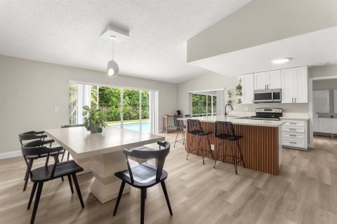 House in Wellington, Florida 3 bedrooms, 173.17 sq.m. № 2187107 - photo 10