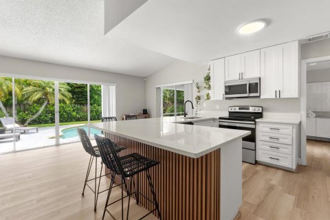 House in Wellington, Florida 3 bedrooms, 173.17 sq.m. № 2187107 - photo 8