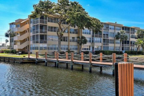 Condominio en Hollywood, Florida, 2 dormitorios № 2029273