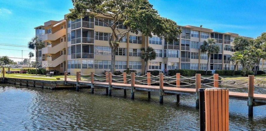 Condominio en Hollywood, Florida, 2 dormitorios  № 2029273