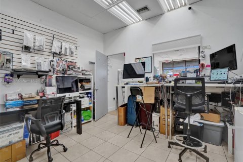 Купить коммерческую недвижимость в Майами, Флорида № 2034701 - фото 24