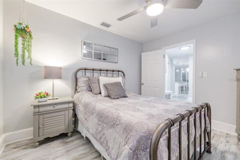 House in New Port Richey, Florida 2 bedrooms, 112.97 sq.m. № 1625555 - photo 11