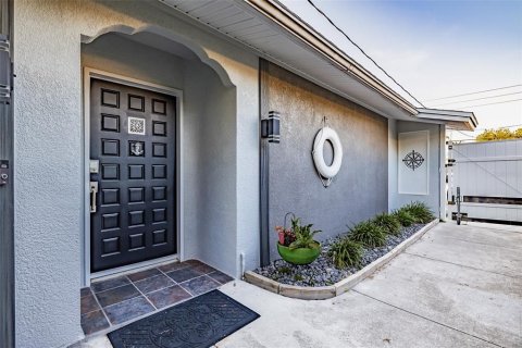 House in New Port Richey, Florida 2 bedrooms, 112.97 sq.m. № 1625555 - photo 1