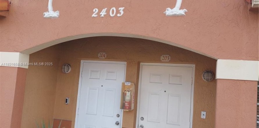 Condominio en Hialeah, Florida, 3 dormitorios № 1944977
