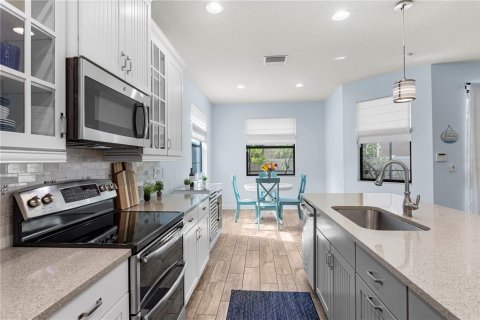 House in Tampa, Florida 4 bedrooms, 217.58 sq.m. № 1916302 - photo 9