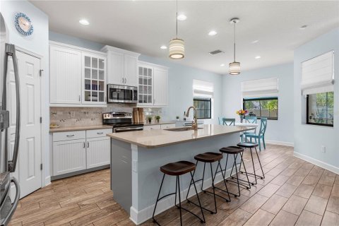 House in Tampa, Florida 4 bedrooms, 217.58 sq.m. № 1916302 - photo 5