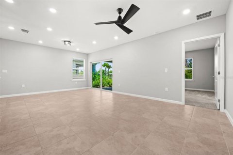 House in Punta Gorda, Florida 4 bedrooms, 146.79 sq.m. № 2196971 - photo 12