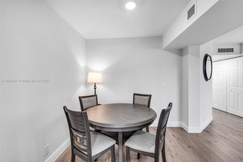 Condo in Lake Worth, Florida, 2 bedrooms  № 1875026 - photo 9