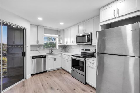 Condo in Lake Worth, Florida, 2 bedrooms  № 1875026 - photo 1