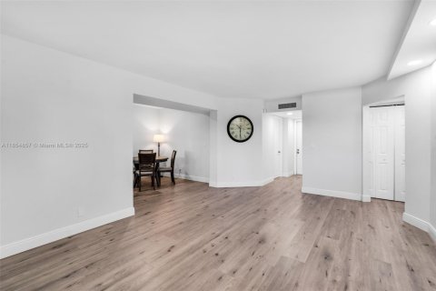 Condo in Lake Worth, Florida, 2 bedrooms  № 1875026 - photo 6