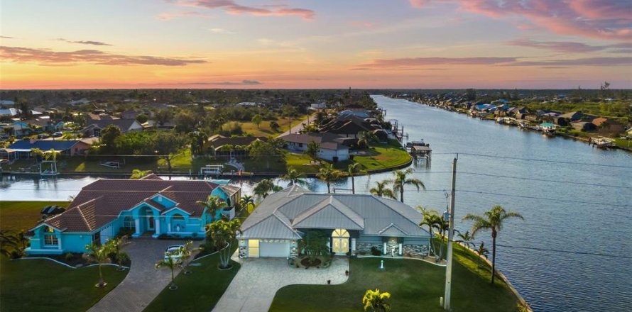 House in Port Charlotte, Florida 3 bedrooms, 212.37 sq.m. № 1642933