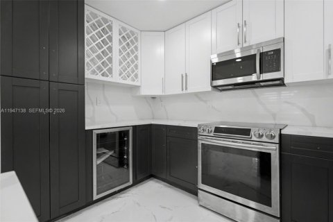 House in Wilton Manors, Florida 3 bedrooms, 115.94 sq.m. № 2003486 - photo 12