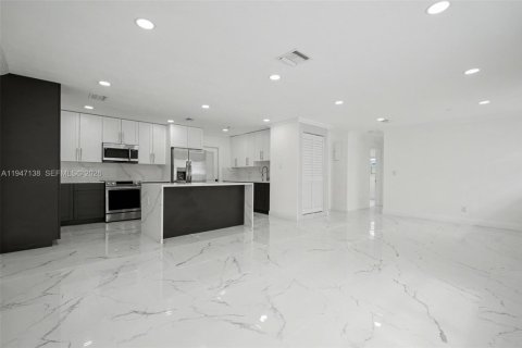 House in Wilton Manors, Florida 3 bedrooms, 115.94 sq.m. № 2003486 - photo 11