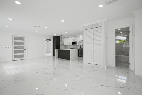 House in Wilton Manors, Florida 3 bedrooms, 115.94 sq.m. № 2003486 - photo 3