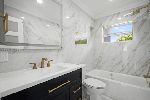 House in Wilton Manors, Florida 3 bedrooms, 115.94 sq.m. № 2003486 - photo 7