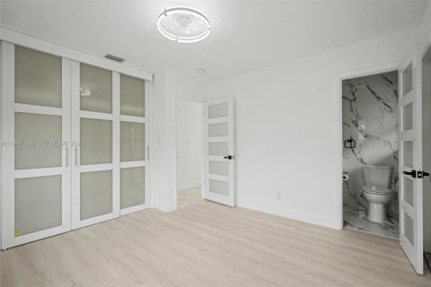 House in Wilton Manors, Florida 3 bedrooms, 115.94 sq.m. № 2003486 - photo 8