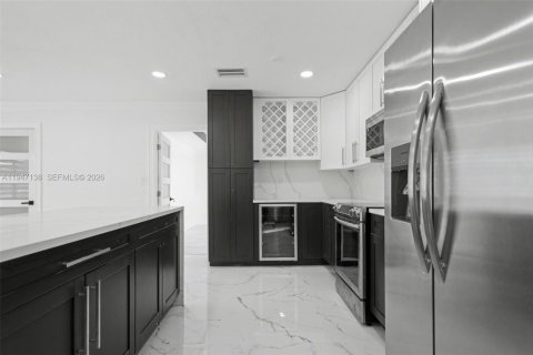 House in Wilton Manors, Florida 3 bedrooms, 115.94 sq.m. № 2003486 - photo 13