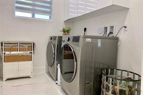 Casa en venta en Homestead, Florida, 5 dormitorios, 265.98 m2 № 2002932 - foto 13