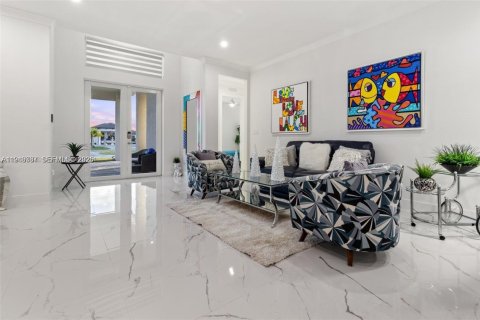 Casa en venta en Homestead, Florida, 5 dormitorios, 265.98 m2 № 2002932 - foto 6