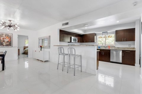 Villa ou maison à vendre à North Miami, Floride: 3 chambres, 181.53 m2 № 2005000 - photo 6