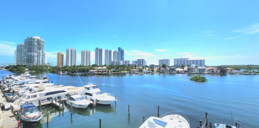 Condo à Sunny Isles Beach, Floride, 3 chambres № 1882438