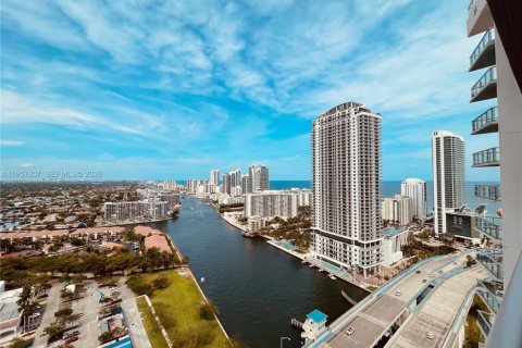 Condominio en Hallandale Beach, Florida, 2 dormitorios  № 2019607