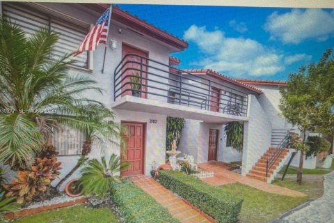 Condo in Miami, Florida, 2 bedrooms  № 2000959 - photo 2