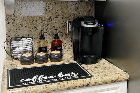 Casa en alquiler en Miami, Florida, 5 dormitorios, 241.36 m2 № 1959423 - foto 15