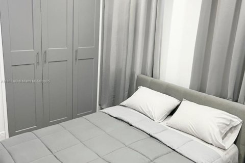 Casa en alquiler en Miami, Florida, 5 dormitorios, 241.36 m2 № 1959423 - foto 30