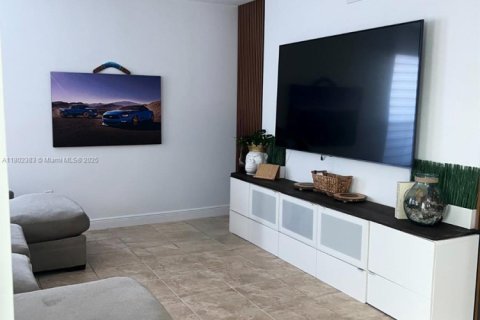 Casa en alquiler en Miami, Florida, 5 dormitorios, 241.36 m2 № 1959423 - foto 9